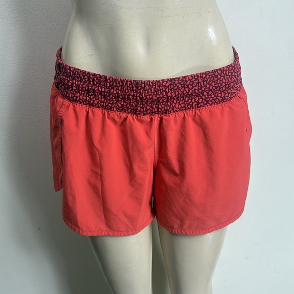 (A4)Lululemon Women's 8 Shorts
Red Grape Miss Mosaic
Alarming Tracker IIIRunning - Picture 3 of 13